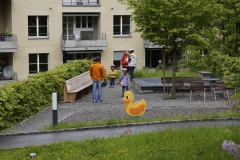 Kirchenbank auf dem Spielplatz, Bild Magnus Köpfli