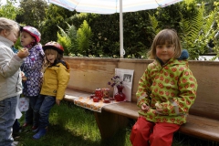 Kinder geniessen Kirchenbank, Bild Magnus Köpfli