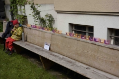 K+ K: Kirchenbank und Kerzen (Foto: Magnus Köpfli)